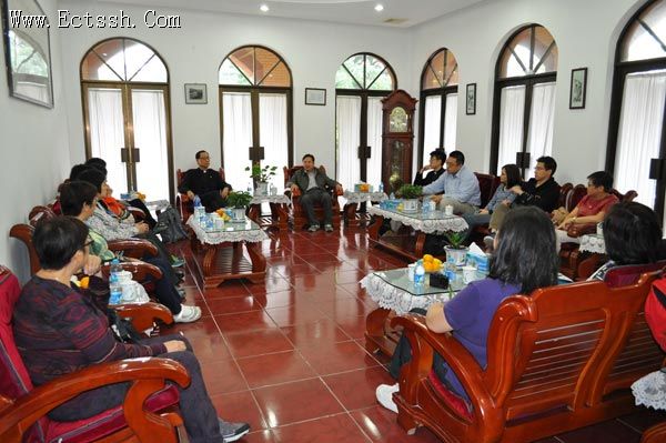 华东神学院接待香港圣保罗堂访问团 华东神学院接待香港圣保罗堂访问团
